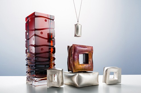 exklusive viereckige Vase in Überfangtechnik. Designvase von OertelCrystal, fotographiert mit Schmuckstücken von Elke Mohaupt