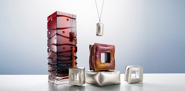exklusive viereckige Vase in Überfangtechnik. Designvase von OertelCrystal, fotographiert mit Schmuckstücken von Elke Mohaupt