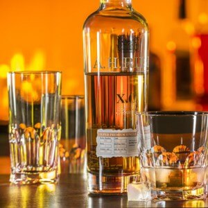 Whisky und Longdrinkglas und Whiskyflasche