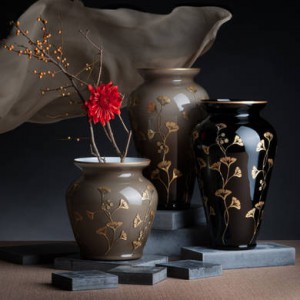 drei Vasen in schwarz und grau mit Golddekoration