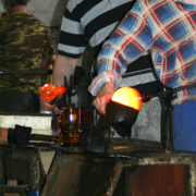Glasmacher formen ein "Kölbel" aus der heißen Glasmasse.