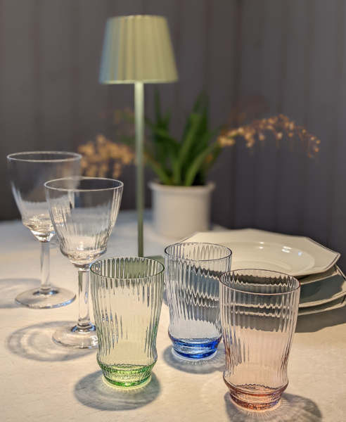Gläser und Teller auf einem Tisch