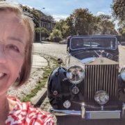 Designerin Petra Maria Schuette vor dem Rolls- Royce Silverwraith von 1951