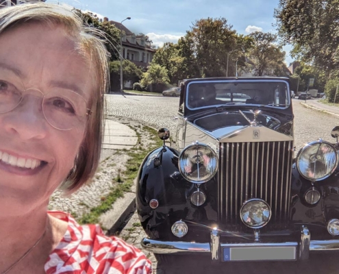 Designerin Petra Maria Schuette vor dem Rolls- Royce Silverwraith von 1951