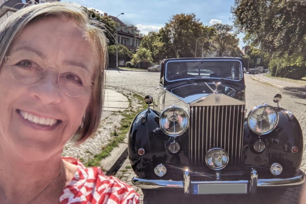 Designerin Petra Maria Schuette vor dem Rolls- Royce Silverwraith von 1951